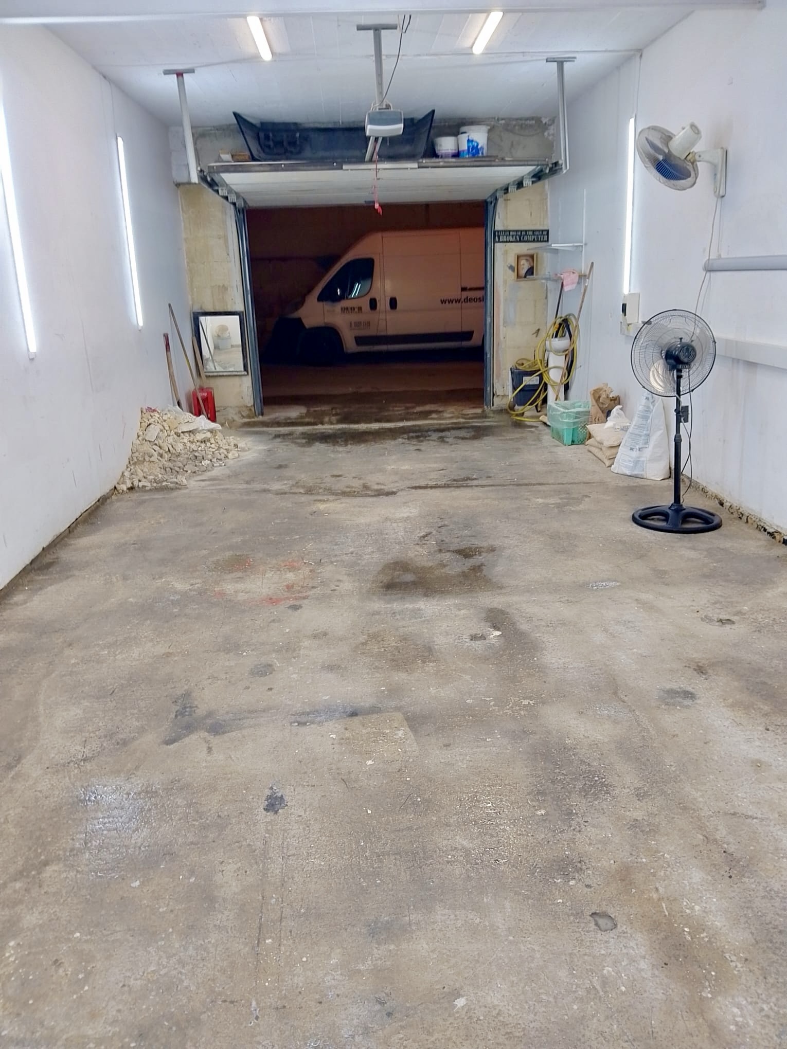 Street-Level Garage / Commercial Space – Prime Location