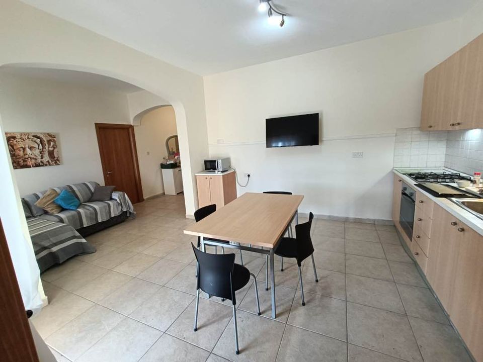 Available rooms in city center of silema